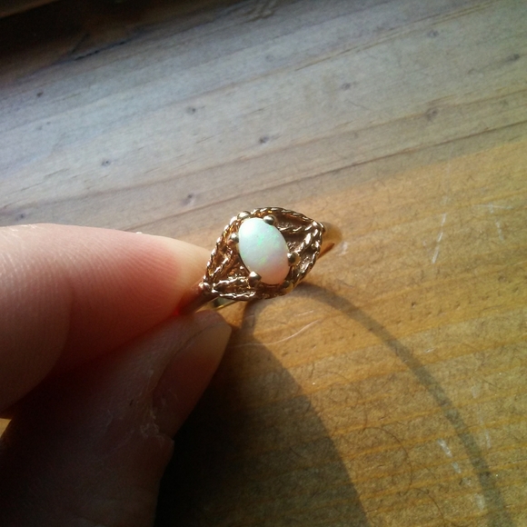 10K Yellow Gold Genuine Opal Solitare Vintage Ring size 4 - Picture 3 of 8